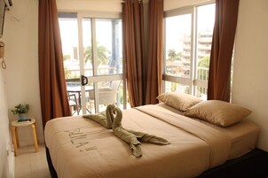 1 habitación, tabla de planchar con plancha y ropa de cama 