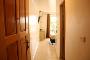 Tabla de planchar con plancha y ropa de cama 