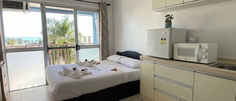 Executive Room | Iron/ironing board, bed sheets