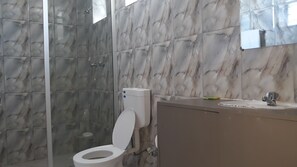 Executive-sviitti, 1 parisänky, osittainen valtamerinäköala | Kylpyhuone | Suihku, pyyhkeet, saippua, sampoo