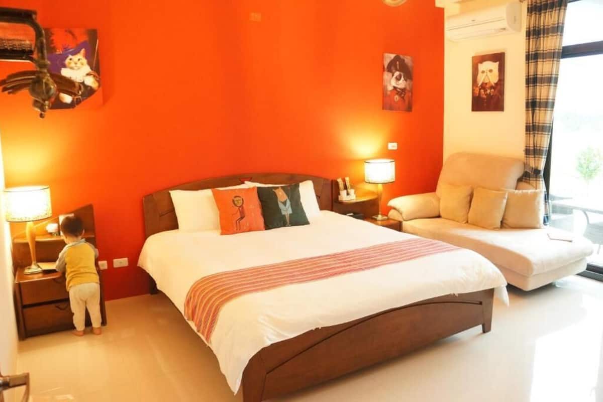 Blackout drapes, WiFi (free), bed sheets
