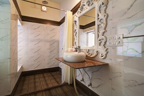 Villa | Bathroom | Shower, free toiletries, towels - Ashapura Niwas by Vista Rooms (Jaipur)