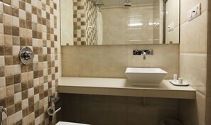 Buồng tắm vòi sen, dép đi trong nhà, khăn tắm