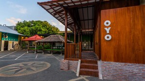 A building with a wooden facade and the name "OYO" on the side. - OYO 1427 Azzahra Guest House Syariah (Mataram)