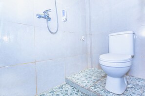 Standard-Doppelzimmer | Badezimmer | Dusche, Handtücher