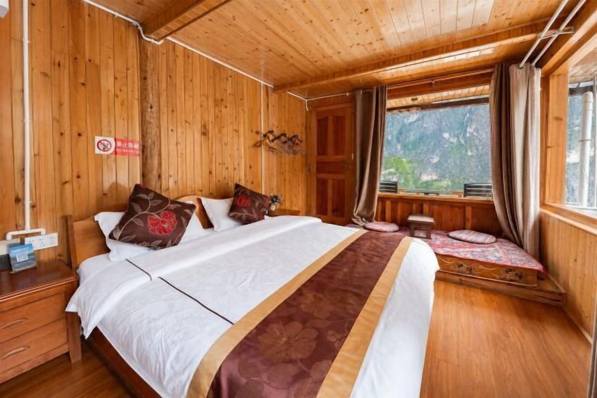 Desk, soundproofing, WiFi (free), bed sheets