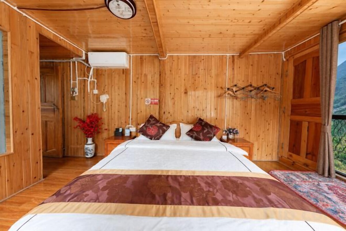 Desk, soundproofing, free WiFi, bed sheets