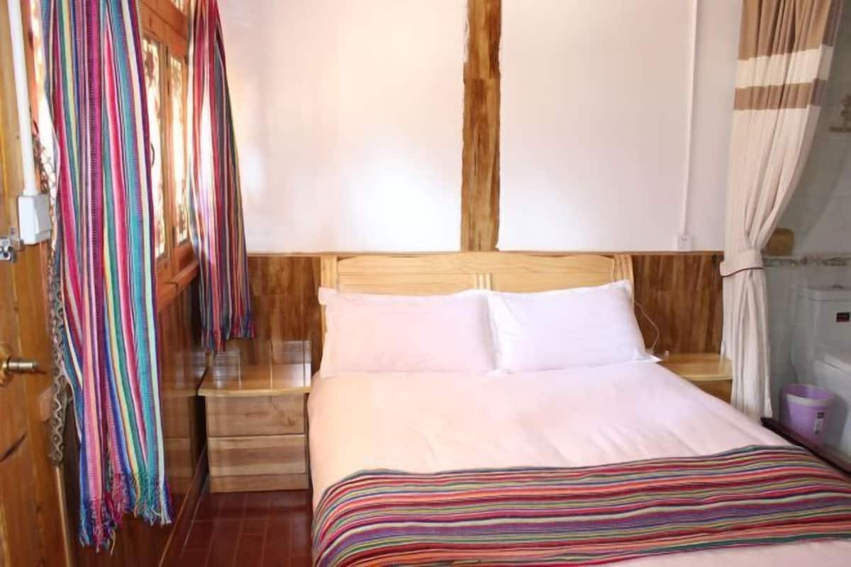 Desk, soundproofing, WiFi (free), bed sheets