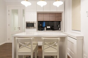 豪華公寓 | 私人廚房 | 電冰箱、微波爐、烤箱、爐台