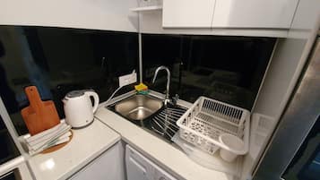 Deluxe Apartment | Private kitchen | Fridge, oven, stovetop, coffee/tea maker