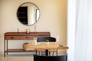 Escritorio, wifi gratis, ropa de cama y acceso para silla de ruedas 