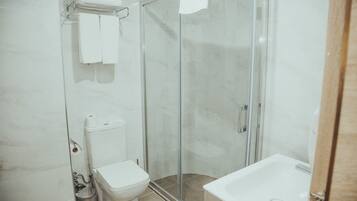 Standard-Doppel- oder -Zweibettzimmer | Badezimmer | Dusche, Haartrockner, Hausschuhe, Handtücher