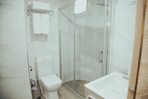 Standaard kamer, 1 twee- of 2 eenpersoonsbedden | Badkamer | Een douche, een haardroger, pantoffels, handdoeken