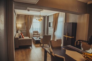 King Suite | Hochwertige Bettwaren, Zimmersafe, Schreibtisch, schallisolierte Zimmer