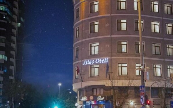 Un edificio con el letrero "Atlas Otel" que indica que es un hotel.