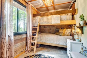 4 Schlafzimmer, Schreibtisch, Bügeleisen/Bügelbrett, Reisekinderbett