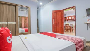 Family Suite | Desk, free WiFi, bed sheets