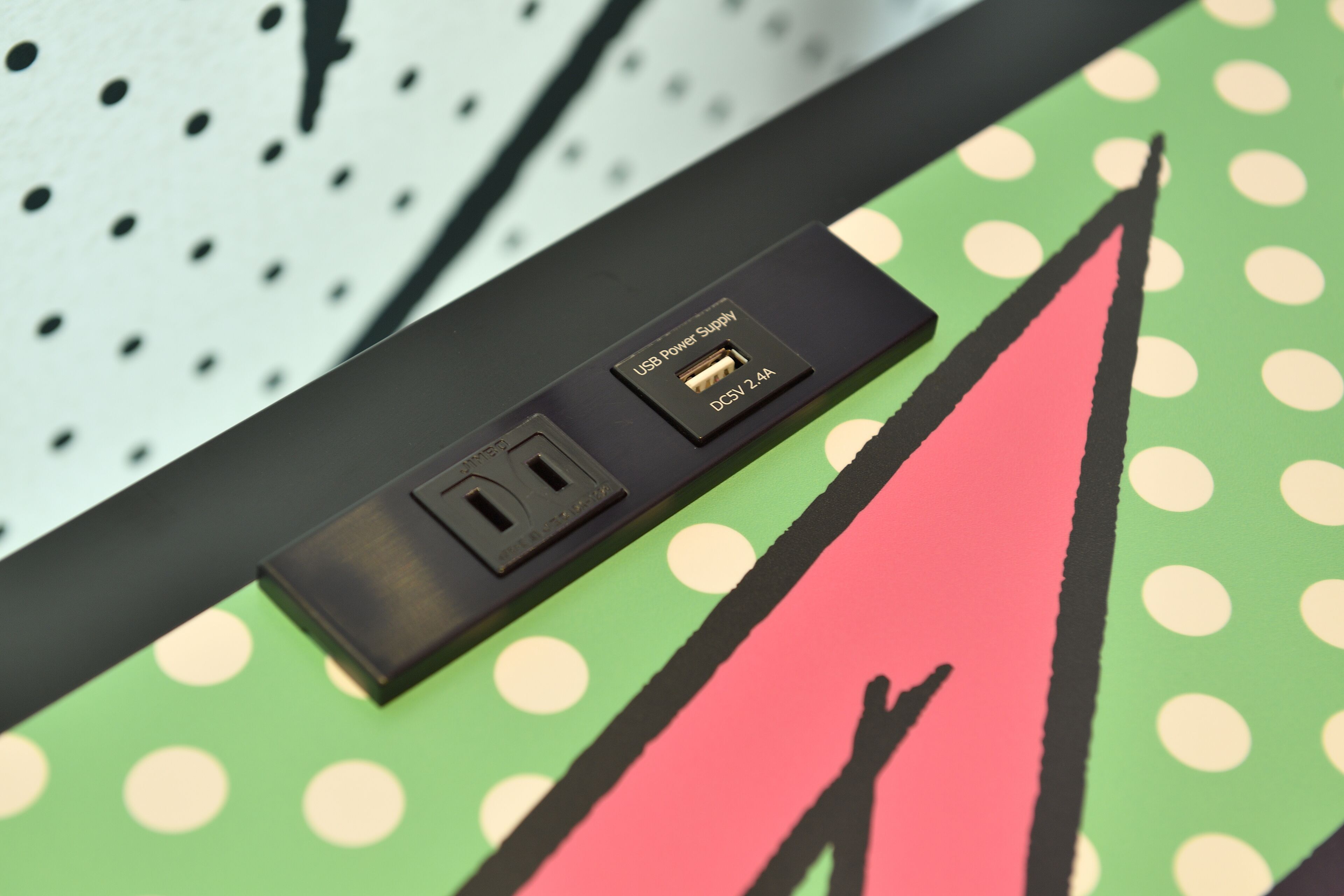 Een stekkerdoos met een USB-poort en een label dat aangeeft dat het een USB-voeding is.