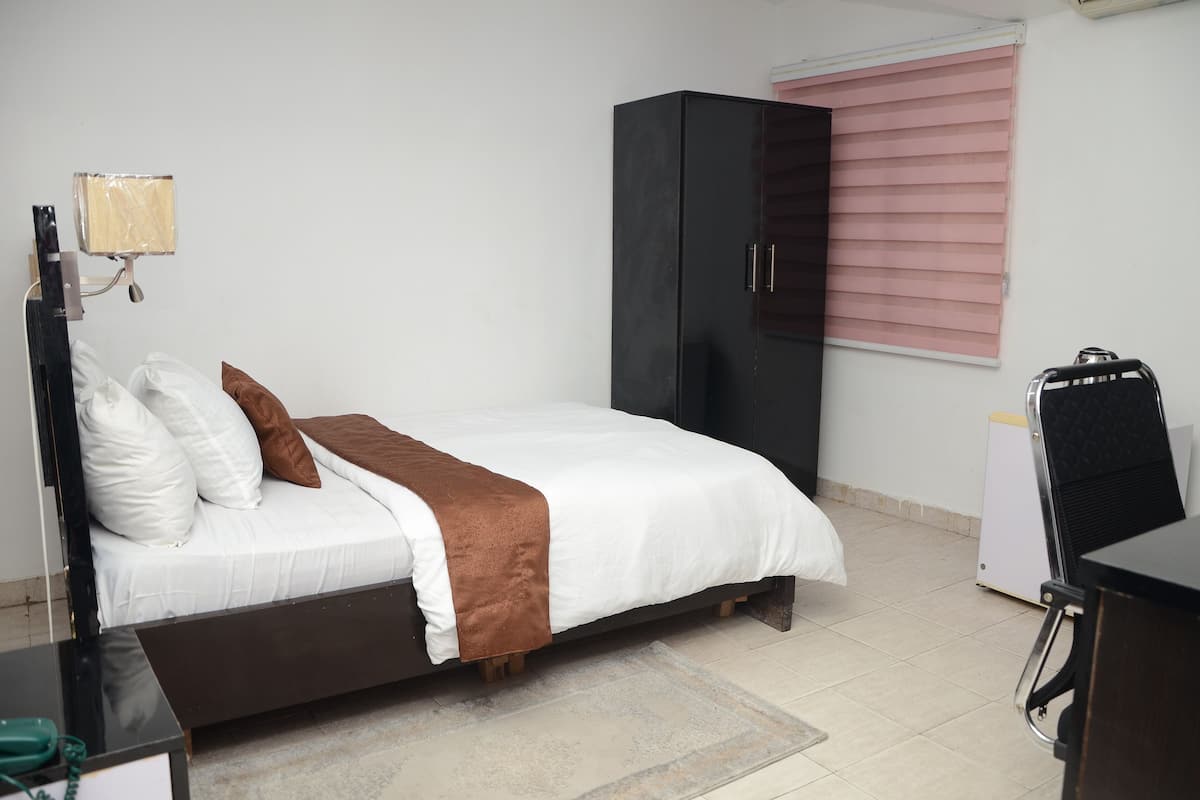 Quarto econômico | Escrivaninha, espaço de trabalho para notebook, Wi-Fi de cortesia