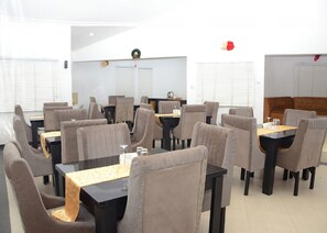 Se sirven desayunos, comidas, cenas y cocina local 