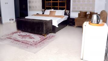 Executive Room | Bathroom | Shower, towels, toilet paper