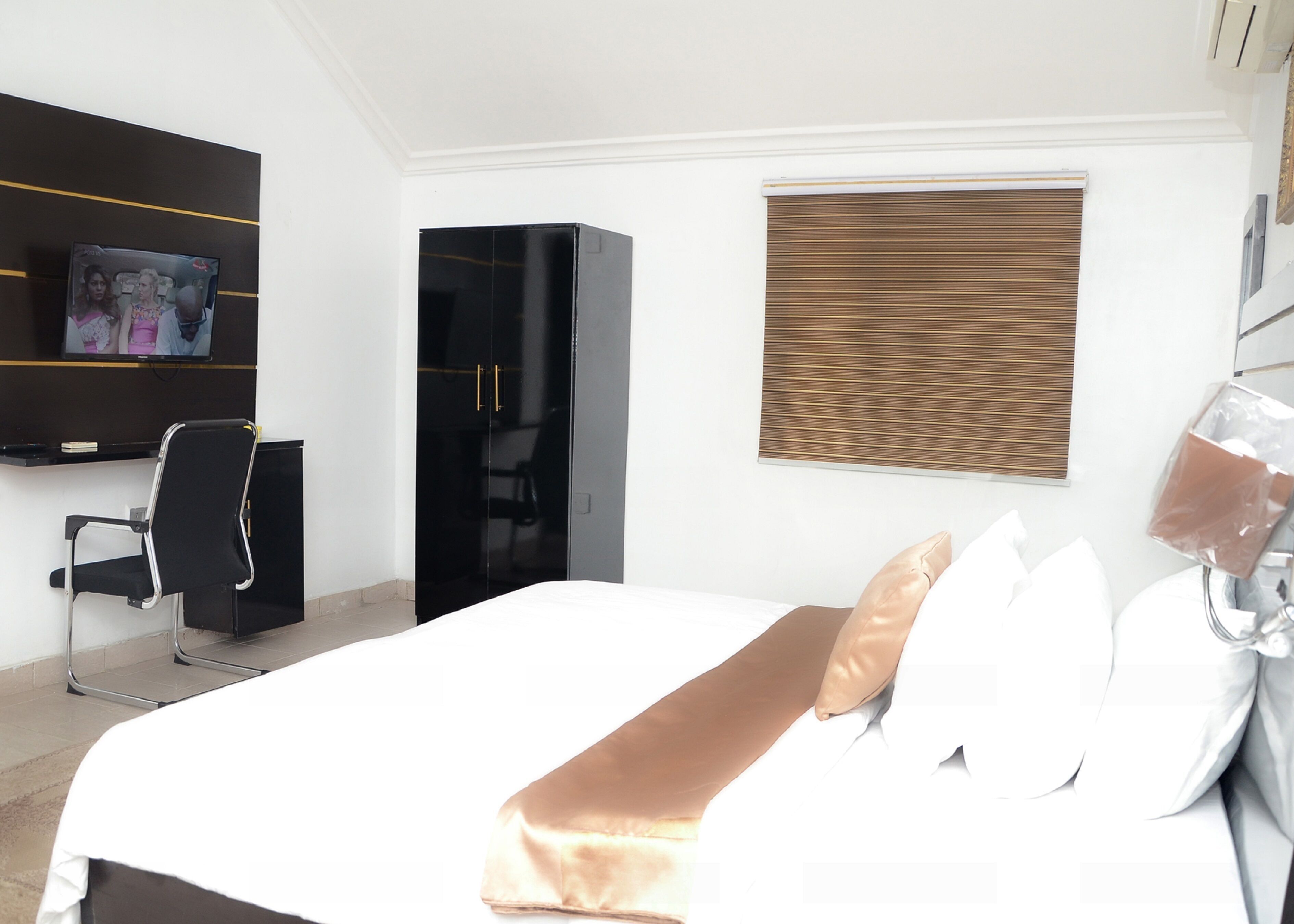 Desk, laptop workspace, free WiFi, bed sheets
