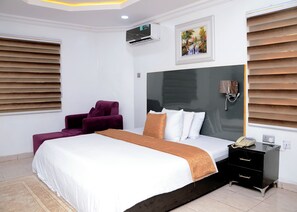 Deluxe Room | Desk, laptop workspace, free WiFi, bed sheets - Cynarisso Hotel Lagos (Lagos)