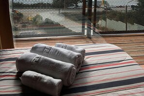 Shower, rainfall showerhead, free toiletries, hair dryer - Le Château Bed & Breakfast (San Carlos de Bariloche)