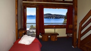 Triple Room (Tronador) | In-room safe, laptop workspace, blackout curtains, free WiFi - Le Château Bed & Breakfast (San Carlos de Bariloche)
