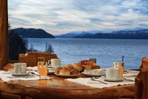 Breakfast meal - Le Château Bed & Breakfast (San Carlos de Bariloche)