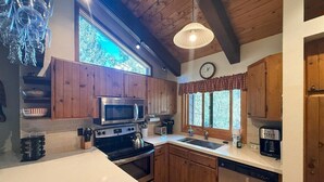 Coffee/tea maker, fridge, microwave, oven - Wildflower 48: Walk to Town & Green Line Shuttle (Mammoth Lakes)