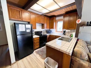 Geladeira, micro-ondas, fogão, cooktop