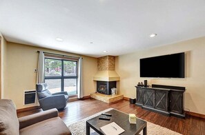 Télévision, cheminée