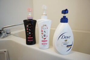 쿼드룸 | 욕실 편의 시설 | 무료 세면용품, 헤어드라이어, 비데, 타월