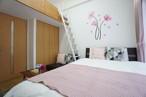 Desk, laptop workspace, free WiFi - Apartment VR Hakuyu Motomachi Namba (Osaka)
