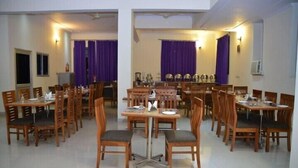Breakfast area - Hotel Grand By PHG Hospitality (Sawai Madhopur)