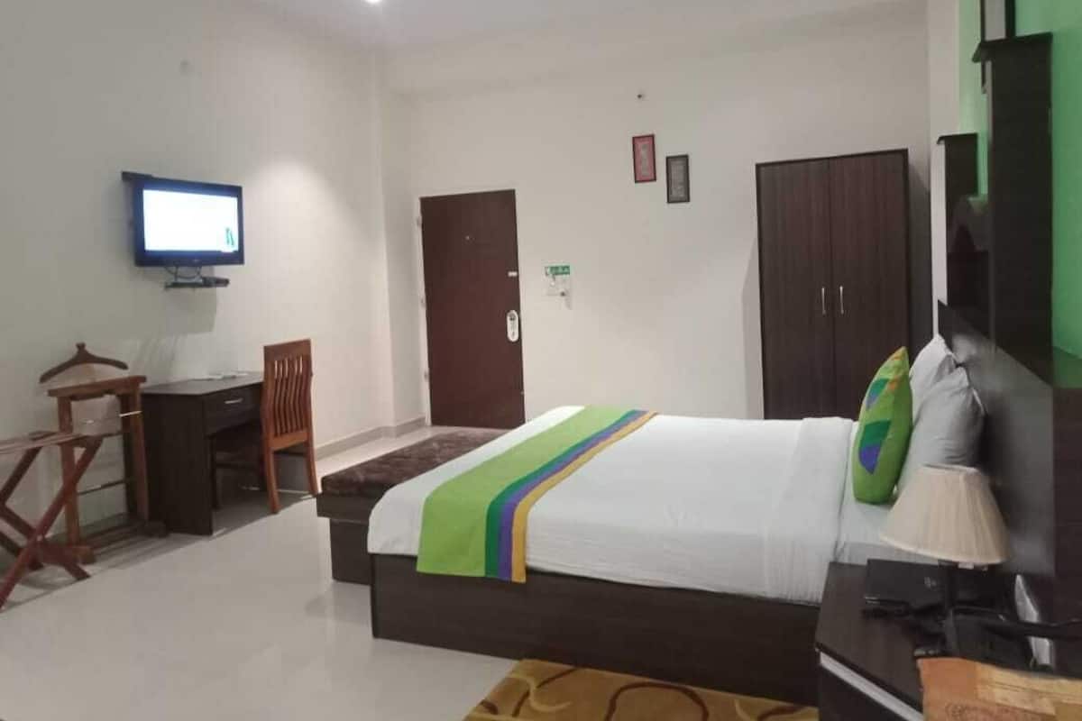 Deluxe Room | Iron/ironing board, free WiFi, bed sheets