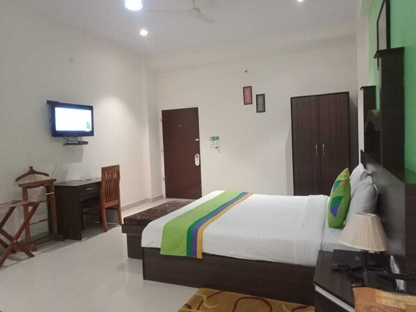 Habitación Deluxe | Tabla de planchar con plancha, wifi gratis, ropa de cama