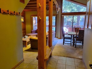 Flatskjerm-TV og peis