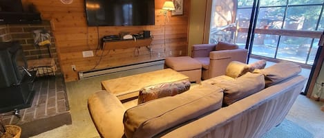 Una televisión de pantalla plana, una chimenea, un reproductor de DVD