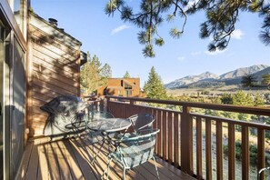 Outdoor dining - Meadow Ridge: Beautiful Views, Close to Eagle Lodg (Mammoth Lakes)