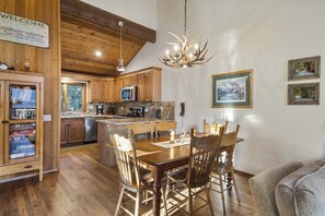 Dining - Meadow Ridge: Beautiful Views, Close to Eagle Lodg (Mammoth Lakes)