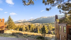 A view of a mountainous landscape with a wooden building in the foreground. - Meadow Ridge: Beautiful Views, Close to Eagle Lodg (Mammoth Lakes)