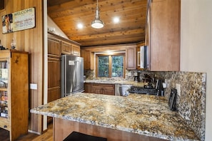 Fridge, microwave, oven, stovetop - Meadow Ridge: Beautiful Views, Close to Eagle Lodg (Mammoth Lakes)