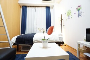 A bedroom with a bed, a desk, a chair, a ladder, and a TV. - Apartment Y Hakuyu Motomachi Namba (Osaka)