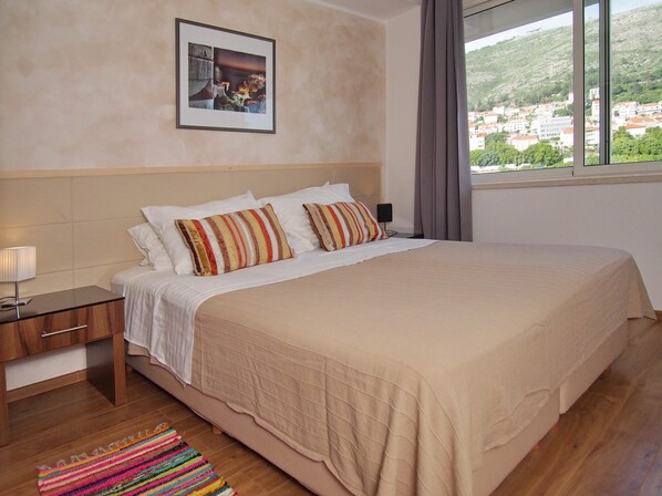 Huoneisto, 1 makuuhuone | Tallelokero huoneessa, työpöytä, pimennysverhot, äänieristys