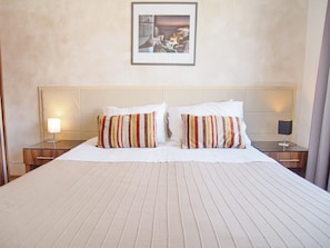 Apartamento, 1 quarto | 1 quarto, cofres nos quartos, escrivaninha, cortinas blackout