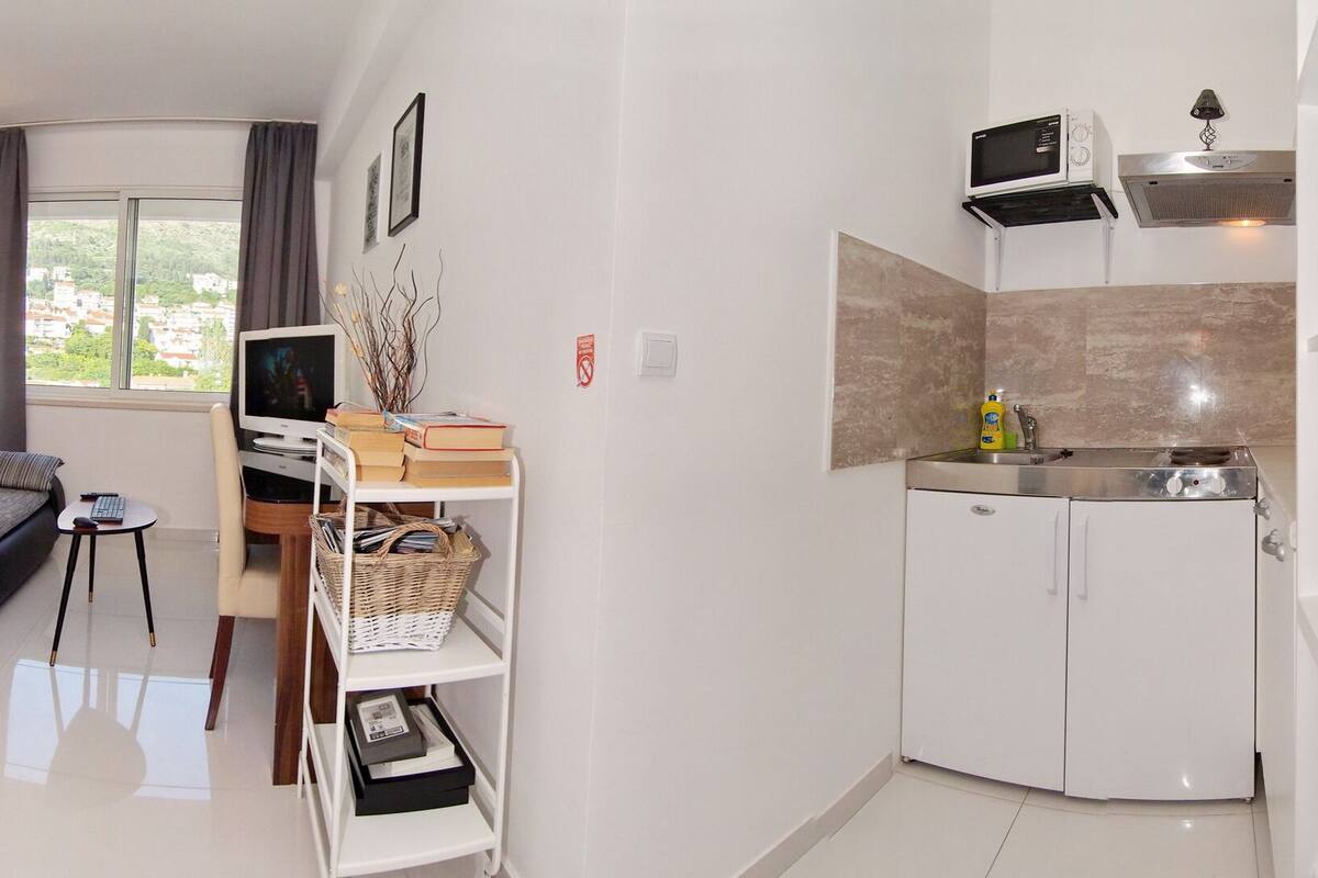 1 habitación, caja de seguridad en la habitación y escritorio