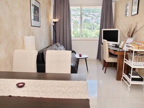 Studio | Ruokailu omassa huoneessa