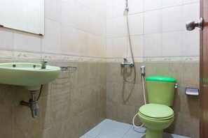 Shower, towels - Super OYO 1682 Greenia Hotel (Kupang)